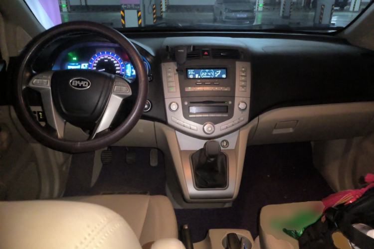 Used BYD S6 2014 2.0L Manual Luxury 5-Seater Center Console