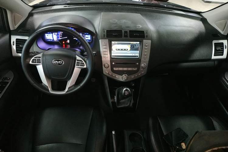 Used BYD S6 2014 2.0L Manual Luxury 5-Seater Center Console