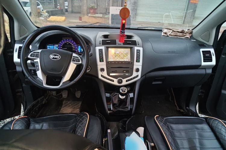 Used BYD S6 2014 1.5TI Manual Luxury 7-Seater Center Console