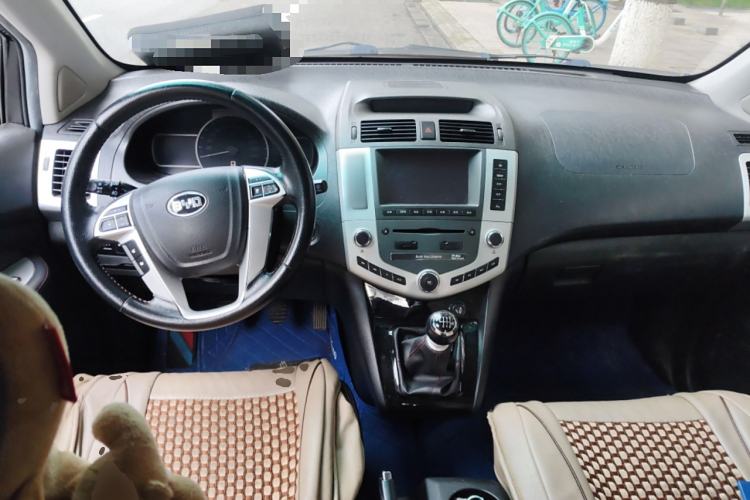 Used BYD S6 2014 1.5TI Manual Luxury 5-Seater Center Console