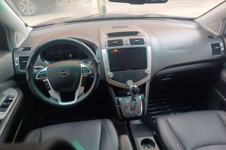 Used BYD S6 2014 2.4L Automatic Prestige 5-Seater Center Console
