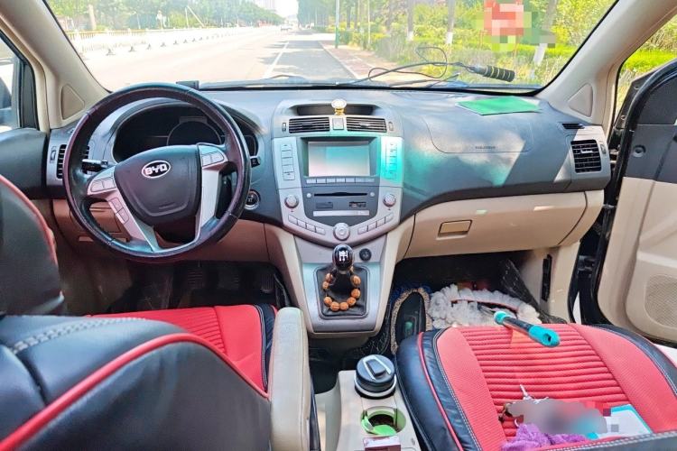 Used BYD S6 2014 2.0L Manual Luxury 5-Seater Center Console