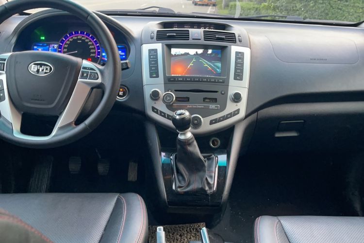 Used BYD S6 2014 1.5TI Manual Luxury 7-Seater Center Console