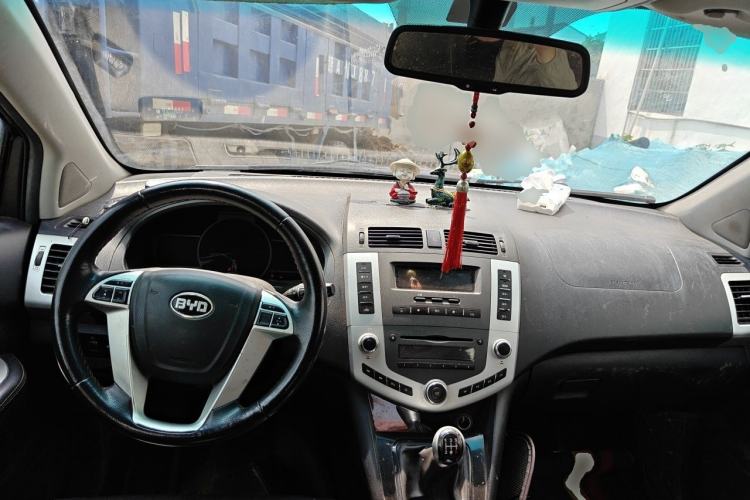 Used BYD S6 2014 2.0L Manual Luxury 5-Seater Center Console