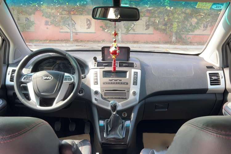 Used BYD S6 2014 2.0L Manual Luxury 5-Seater Center Console