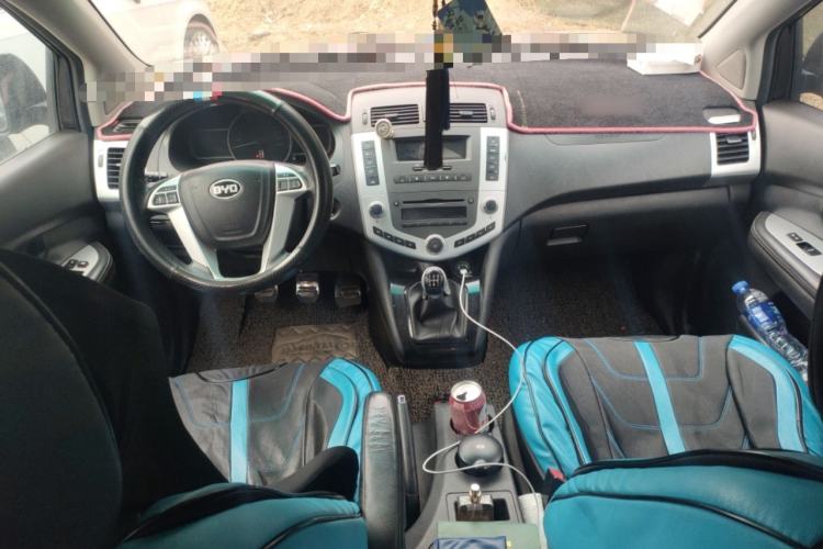 Used BYD S6 2014 2.0L Manual Luxury 5-Seater Center Console