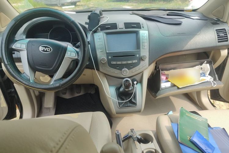 Used BYD S6 2014 2.0L Manual Luxury 5-Seater Center Console