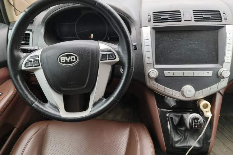 Used BYD S6 2014 2.0L Manual Luxury 5-Seater Center Console