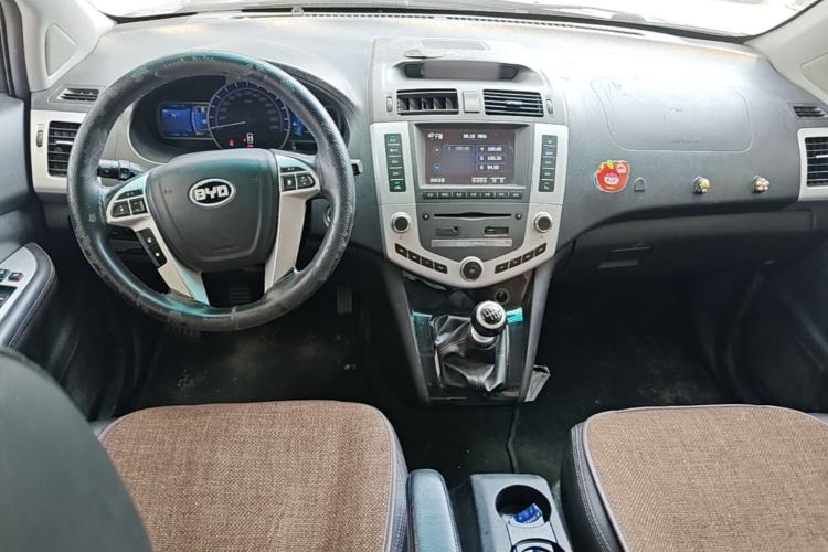 Used BYD S6 2014 1.5TI Manual Luxury 5-Seater Center Console