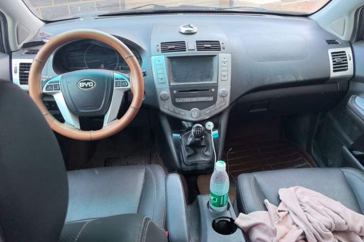 Used BYD S6 2014 2.0L Manual Luxury 5-Seater Center Console