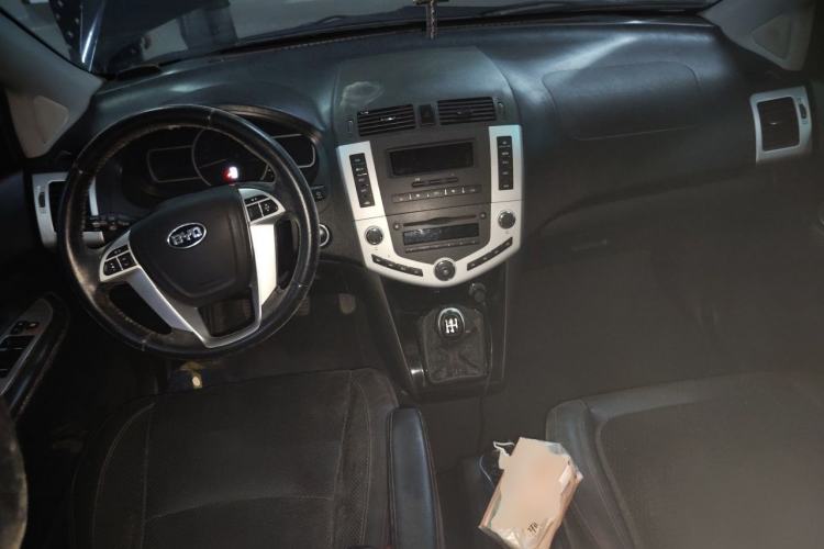 Used BYD S6 2014 2.0L Manual Luxury 7-Seater Center Console