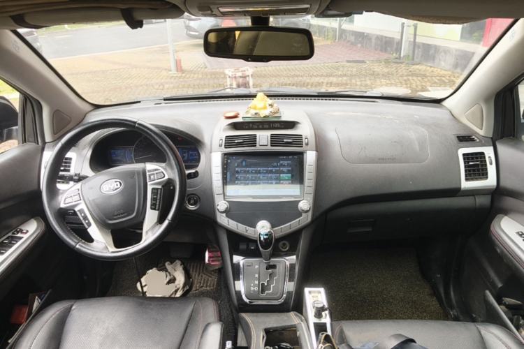 Used BYD S6 2014 2.4L Automatic Prestige 5-Seater Center Console