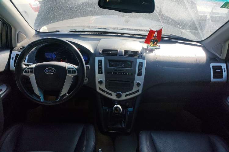 Used BYD S6 2014 2.0L Manual Luxury 5-Seater Center Console