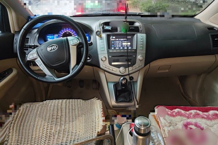 Used BYD S6 2014 2.0L Manual Luxury 5-Seater Center Console