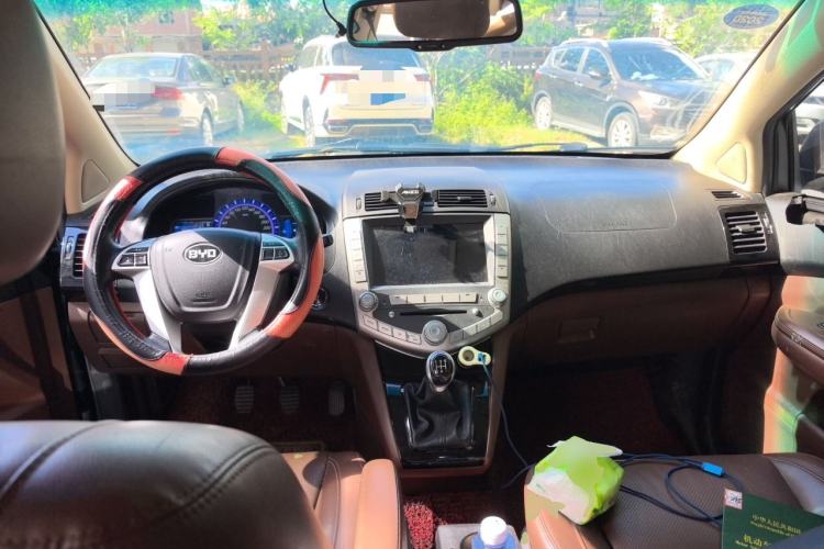 Used BYD S6 2014 2.0L Manual Luxury 5-Seater Center Console