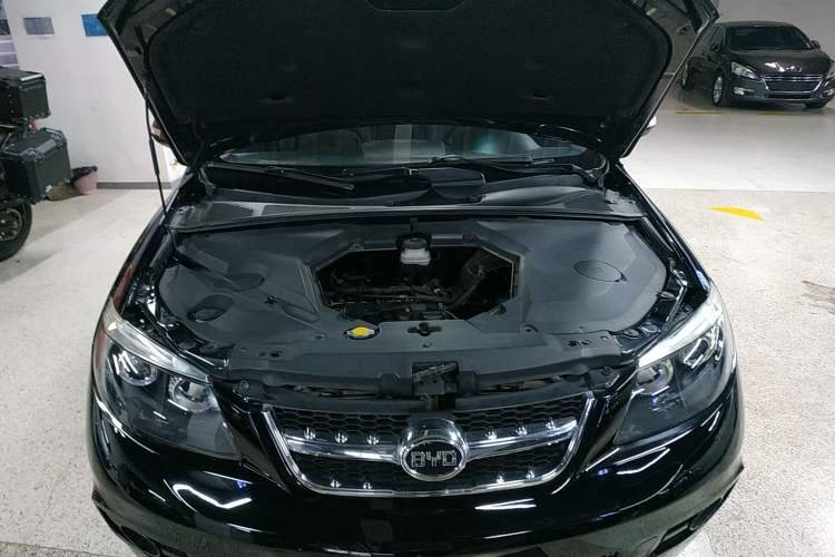 Used BYD S6 2014 2.0L Manual Luxury 5-Seater Engine Bay