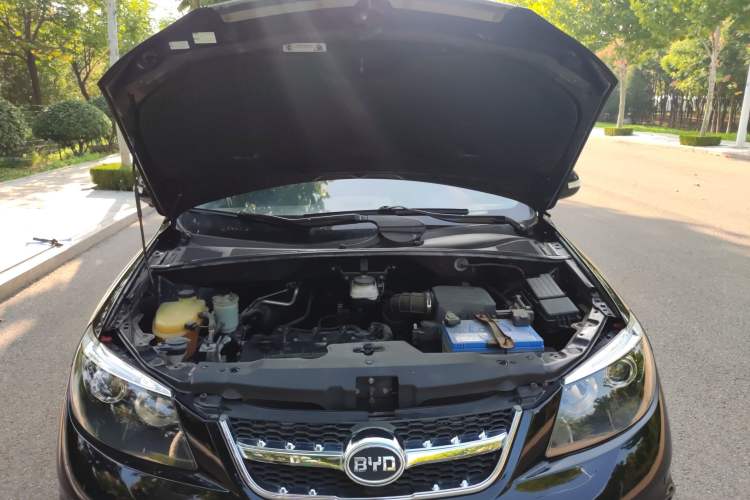 Used BYD S6 2014 2.4L Automatic Prestige 5-Seater Engine Bay