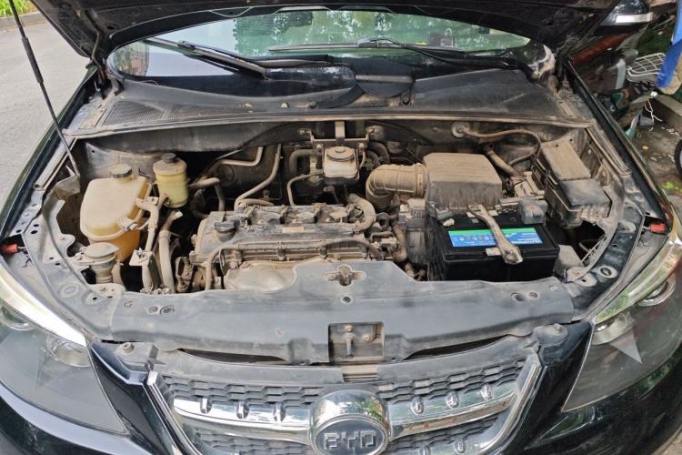 Used BYD S6 2014 2.4L Automatic Flagship 5-Seater Engine Bay