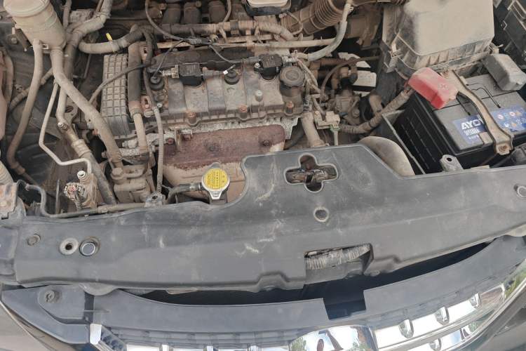 Used BYD S6 2014 2.0L Manual Elite Version 5 Seats Engine Bay