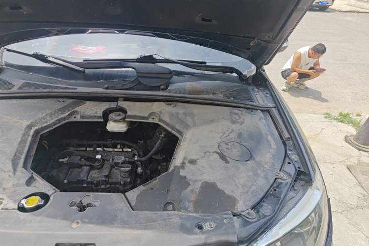 Used BYD S6 2014 2.0L Manual Luxury 5-Seater Engine Bay Left