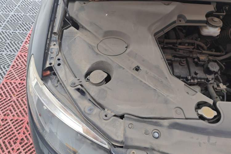 Used BYD S6 2014 2.0L Manual Luxury 5-Seater Engine Bay Right