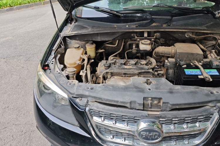 Used BYD S6 2014 2.4L Automatic Flagship 5-Seater Engine Bay Right