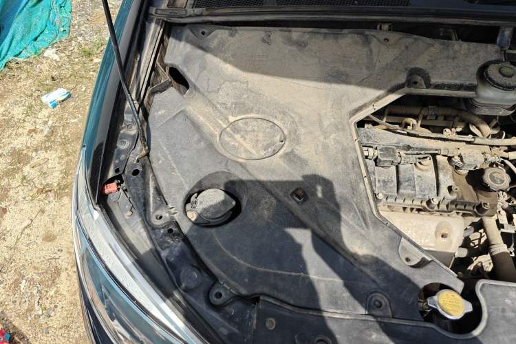 Used BYD S6 2014 2.0L Manual Luxury 5-Seater Engine Bay Right