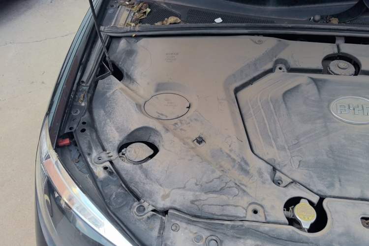 Used BYD S6 2014 2.0L Manual Luxury 5-Seater Engine Bay Right