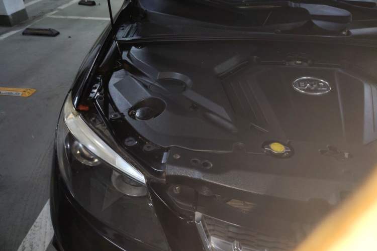 Used BYD S6 2014 2.0L Manual Luxury 7-Seater Engine Bay Right