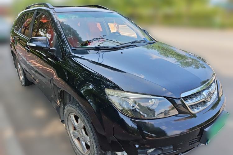 Used BYD S6 2014 2.0L Manual Luxury 5-Seater Front Right 45 Deg