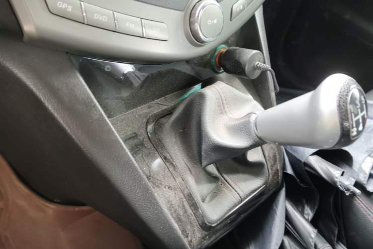 Used BYD S6 2014 2.0L Manual Luxury 5-Seater Gear Lever