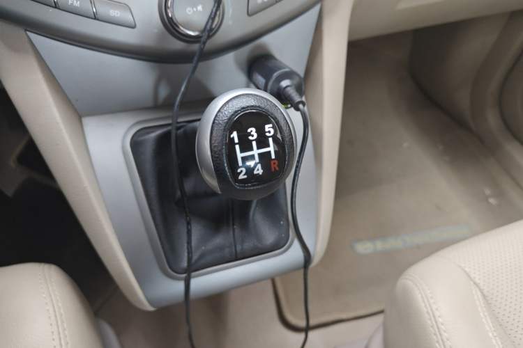 Used BYD S6 2014 2.0L Manual Luxury 5-Seater Gear Lever