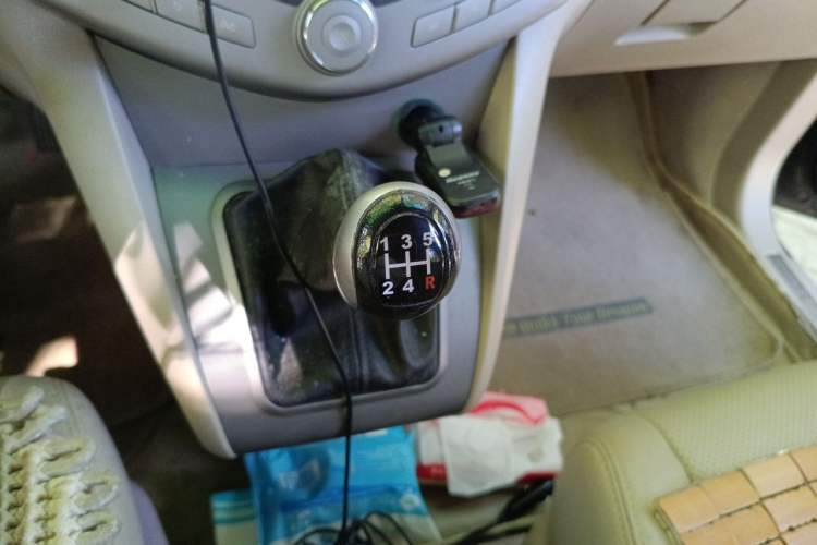 Used BYD S6 2014 2.0L Manual Luxury 5-Seater Gear Lever
