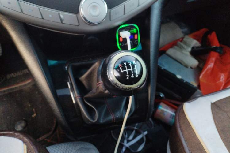 Used BYD S6 2014 1.5TI Manual Luxury 5-Seater Gear Lever