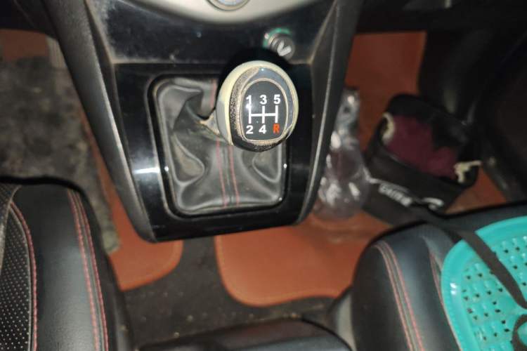 Used BYD S6 2014 2.0L Manual Luxury 5-Seater Gear Lever