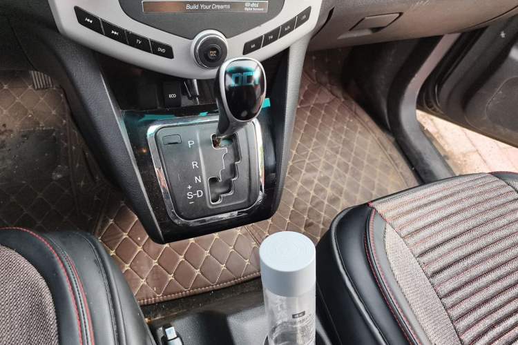 Used BYD S6 2014 2.4L Automatic Prestige 5-Seater Gear Lever