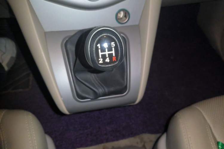Used BYD S6 2014 2.0L Manual Luxury 5-Seater Gear Lever