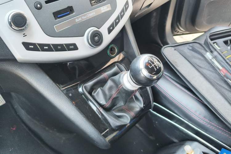 Used BYD S6 2014 1.5TI Manual Luxury 7-Seater Gear Lever