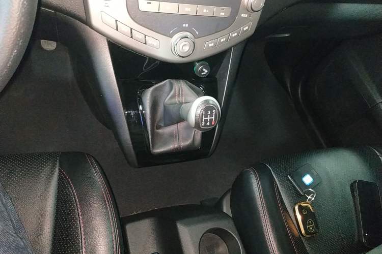Used BYD S6 2014 2.0L Manual Luxury 5-Seater Gear Lever