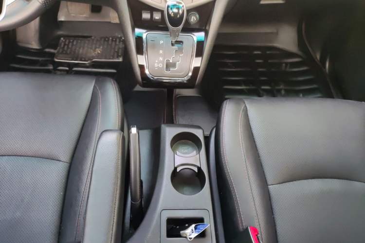 Used BYD S6 2014 2.4L Automatic Prestige 5-Seater Gear Lever