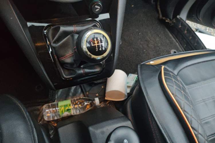 Used BYD S6 2014 1.5TI Manual Luxury 7-Seater Gear Lever