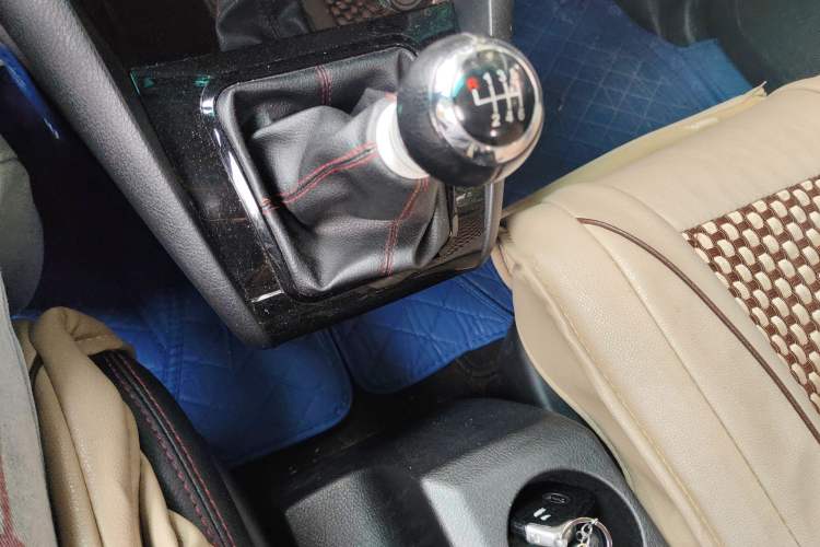 Used BYD S6 2014 1.5TI Manual Luxury 5-Seater Gear Lever