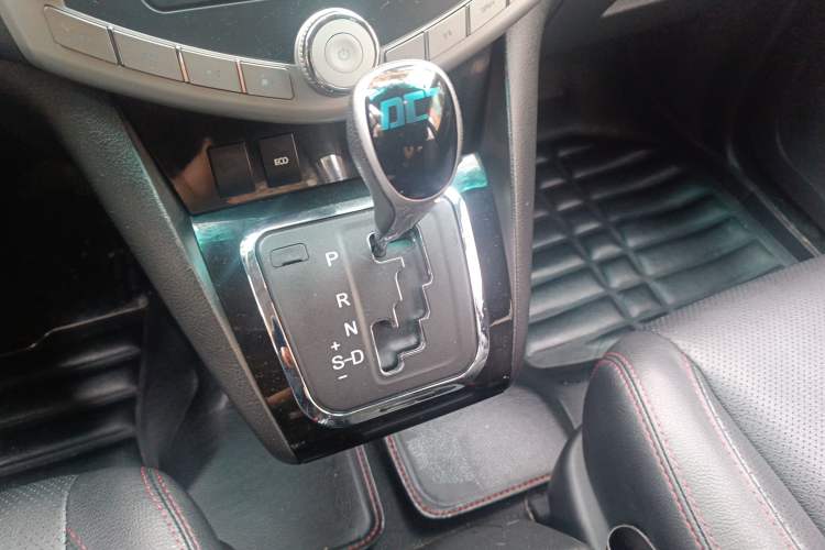 Used BYD S6 2014 2.4L Automatic Prestige 5-Seater Gear Lever