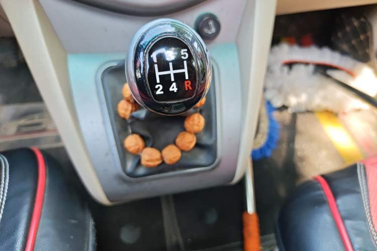 Used BYD S6 2014 2.0L Manual Luxury 5-Seater Gear Lever