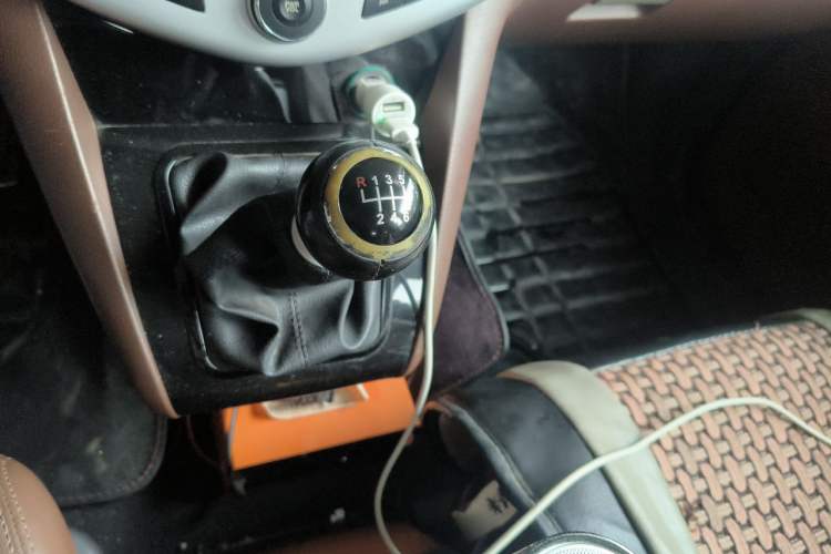 Used BYD S6 2014 1.5TI Manual Luxury 5-Seater Gear Lever