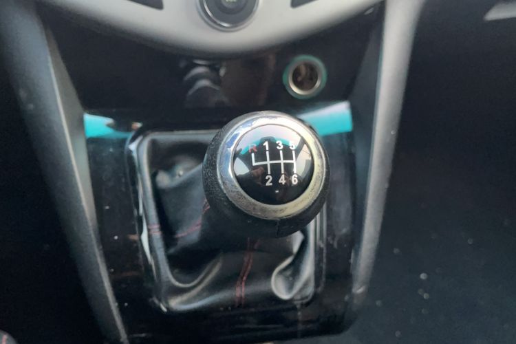 Used BYD S6 2014 1.5TI Manual Luxury 7-Seater Gear Lever