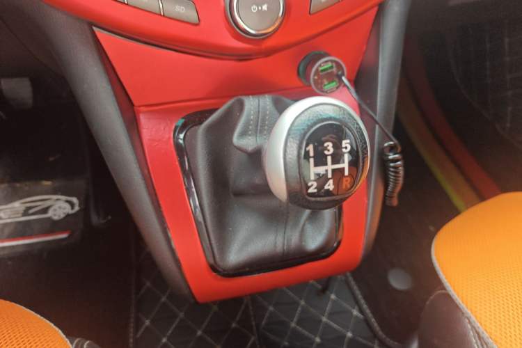 Used BYD S6 2014 2.0L Manual Elite Version 5 Seats Gear Lever