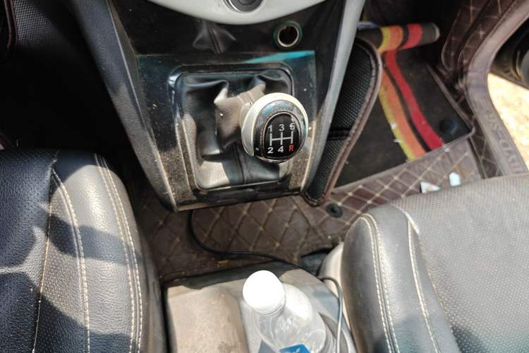 Used BYD S6 2014 2.0L Manual Luxury 5-Seater Gear Lever