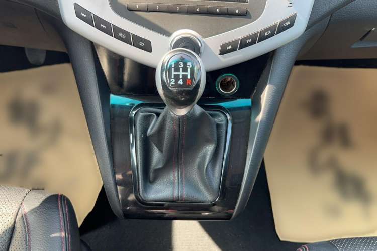 Used BYD S6 2014 2.0L Manual Luxury 5-Seater Gear Lever