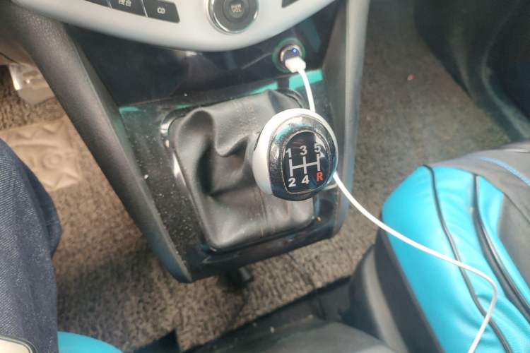 Used BYD S6 2014 2.0L Manual Luxury 5-Seater Gear Lever